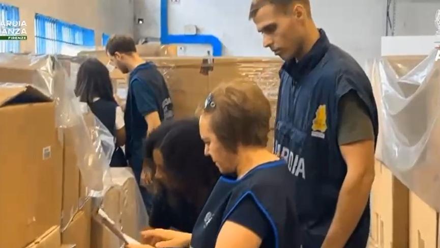 Firenze, fingono di importare dalla Cina per rivendere all’estero: scoperta frode da 90 milioni