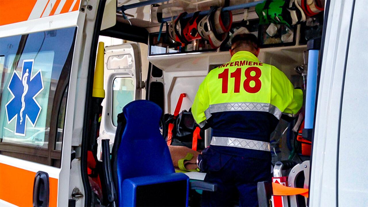 Prato, imprenditrice di 44 anni cade da sei metri mentre imbianca