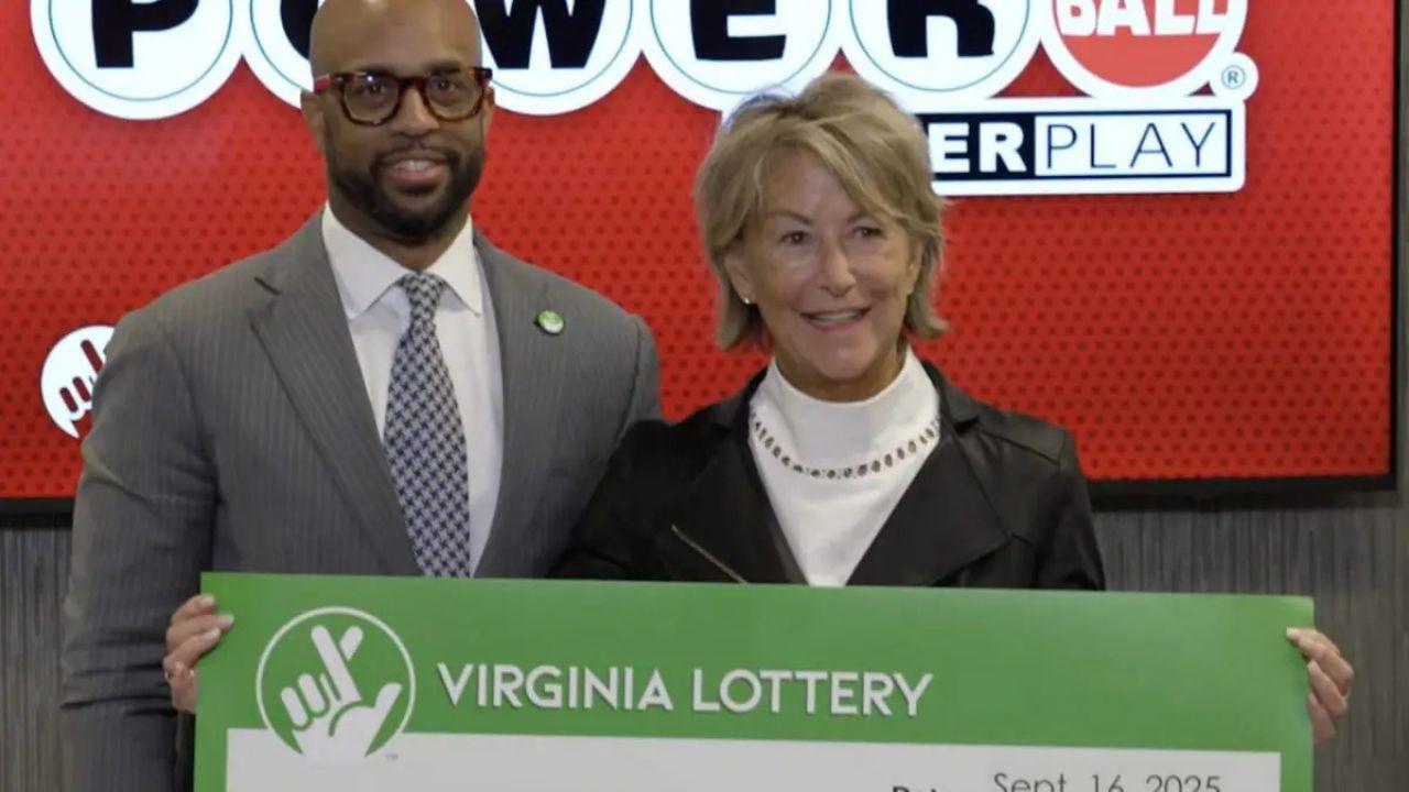 La fortunata 68enne della Virginia ritira l'assegno (Foto: Virginia Lottery)