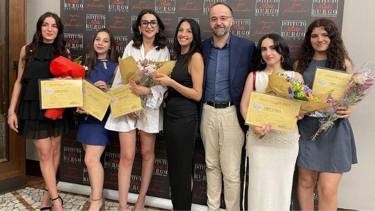 Il direttore dell'Imi, Giuseppe Pinu, e la direttrice artistica, Lucia Cherchi (al centro), con un gruppo di allieve della Fashion school