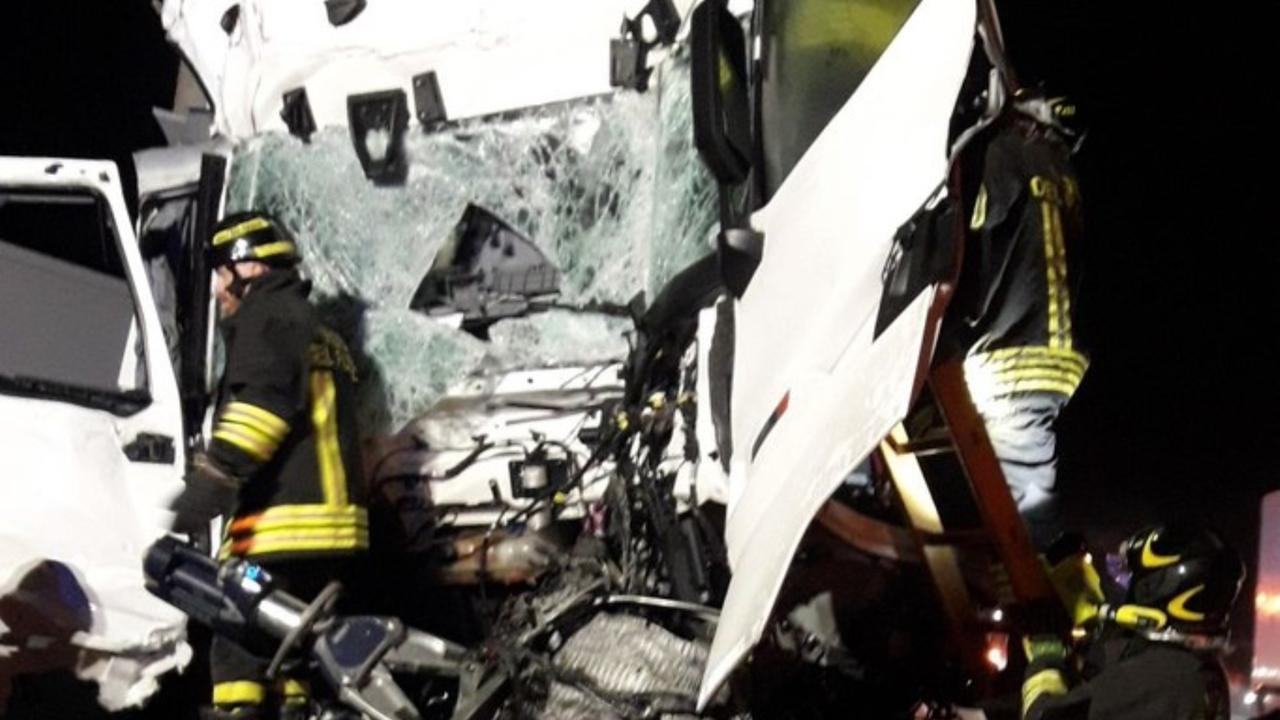 
	Il camion distrutto (foto vigili del fuoco)

