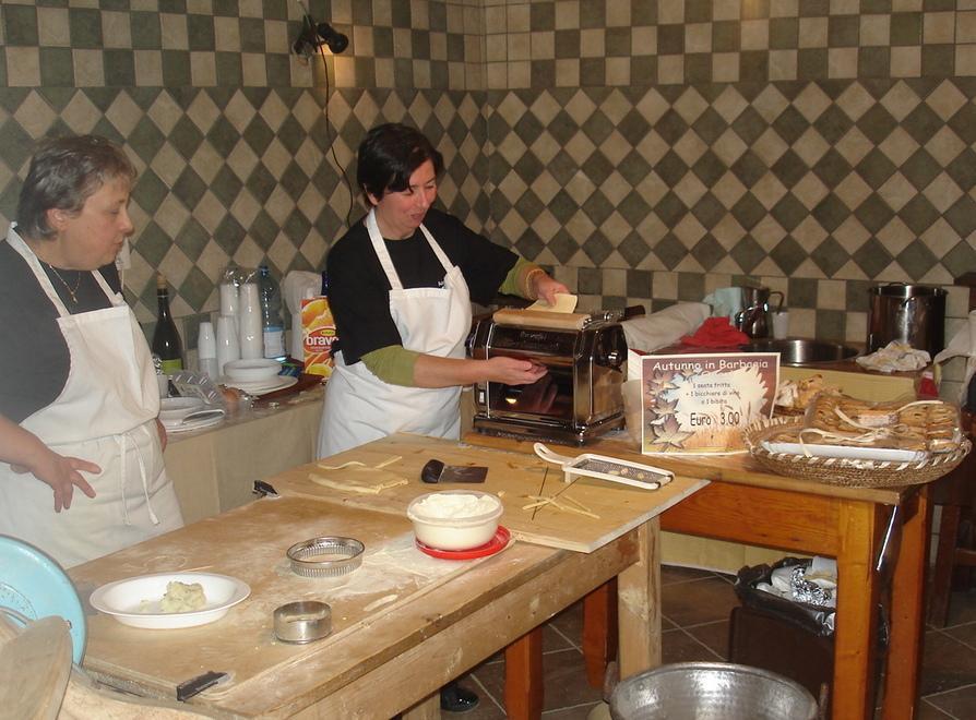 Cortes Apertas a Onanì: tradizioni, dolci e balli 