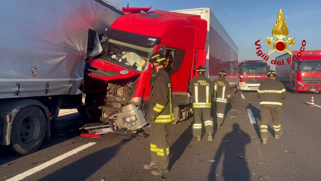 I due camion coinvolti nell'incidente (foto vigili del fuoco)