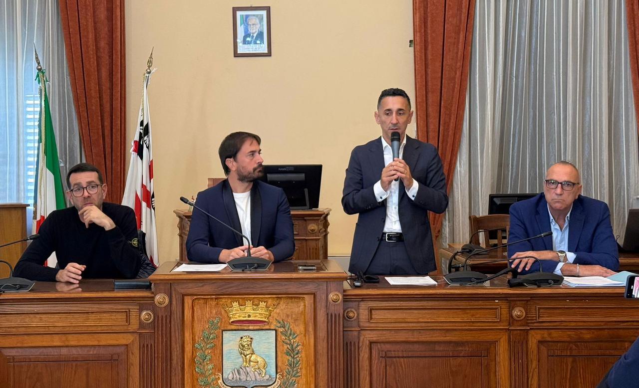 
	L'intervento dell'assessore Piu. A sinistra il sindaco Lai

