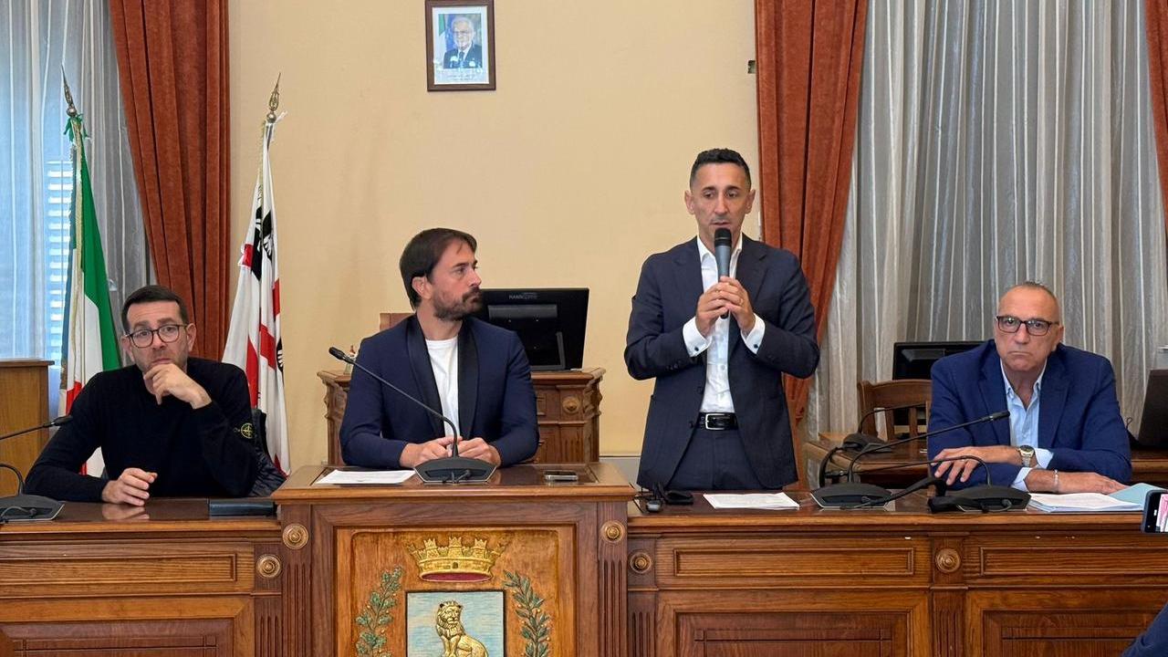 L'intervento dell'assessore Piu. A sinistra il sindaco Lai