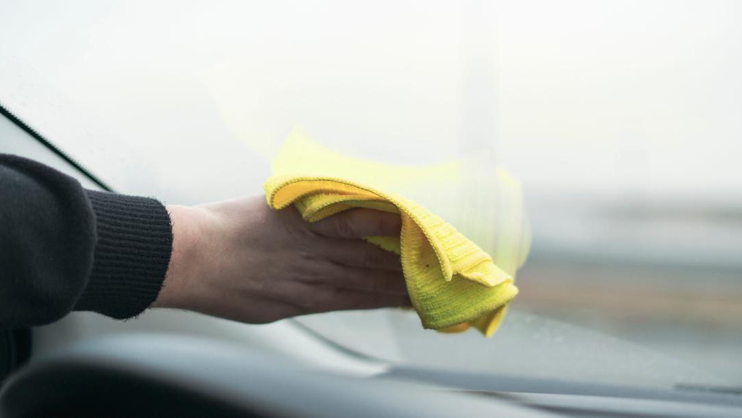 Come evitare che si appannino i vetri dell’auto, 8 consigli utili