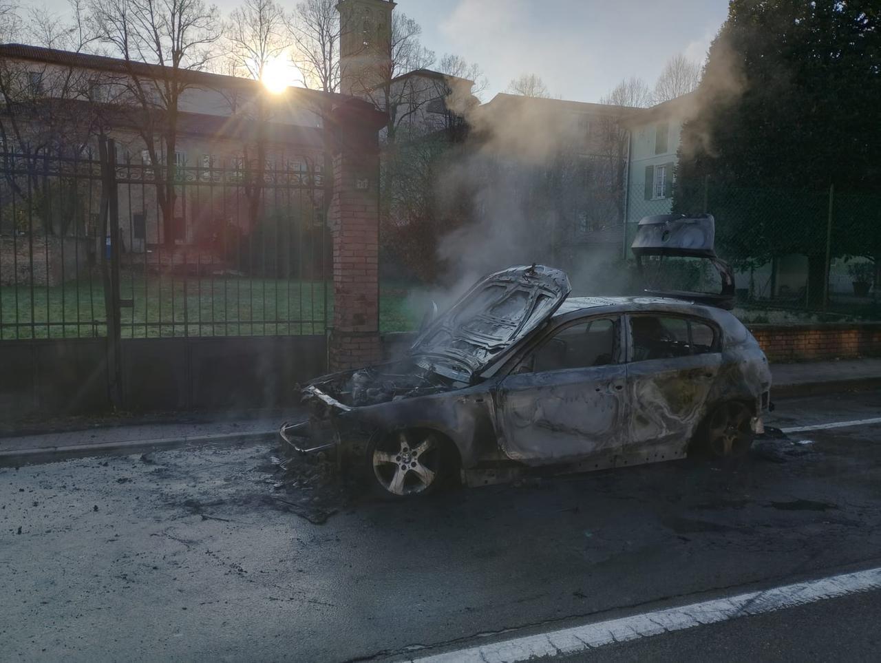 Auto prende fuoco nei pressi del Convitto Corso