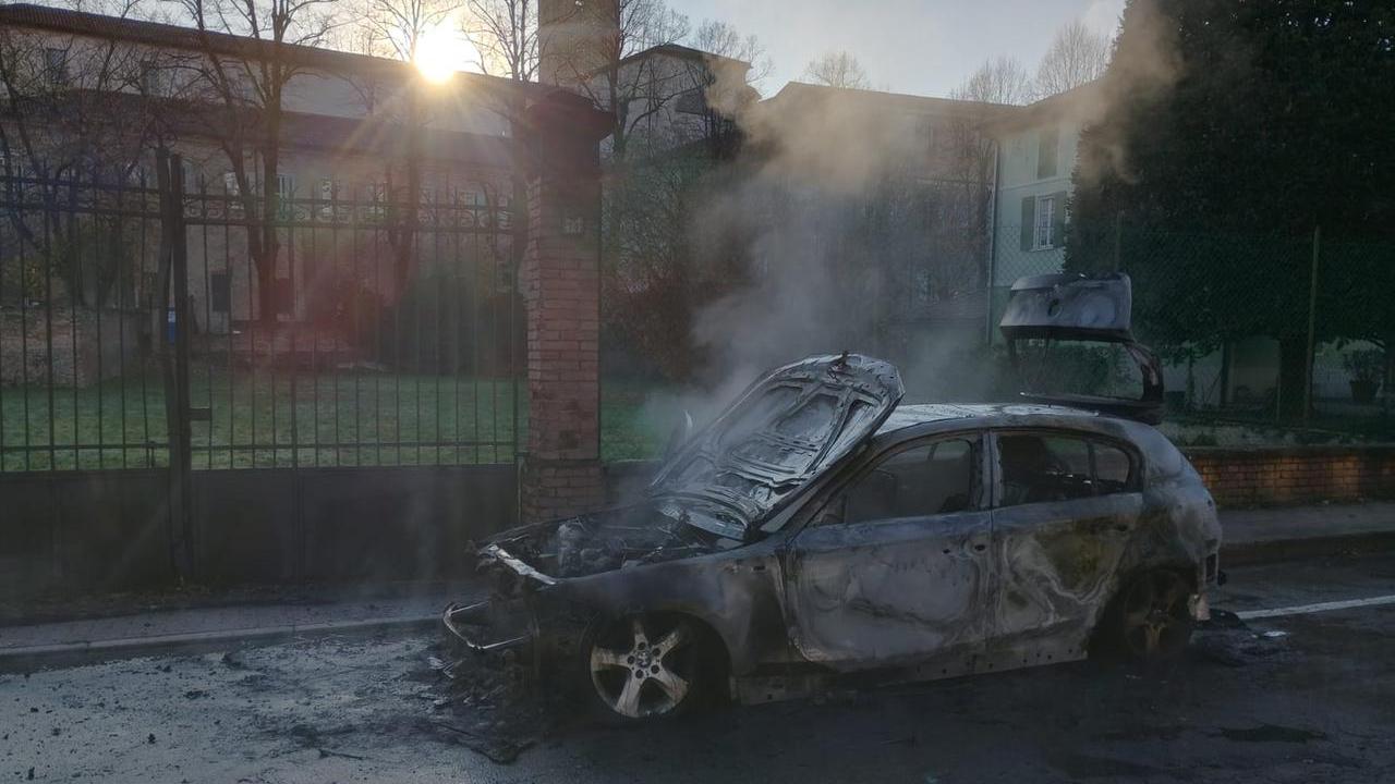 Auto prende fuoco nei pressi del Convitto Corso