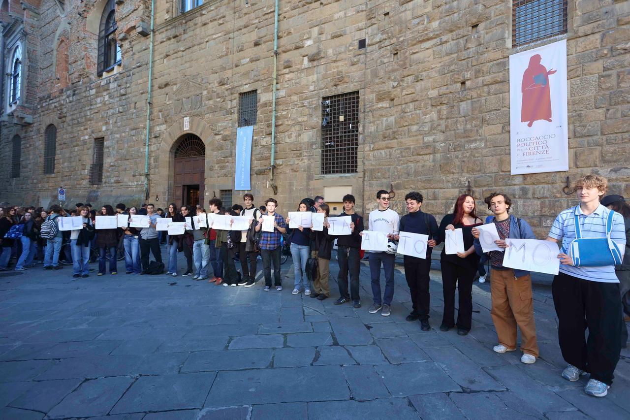 
	La protesta degli studenti del Liceo Michelangiolo sotto Palazzo Vecchio

