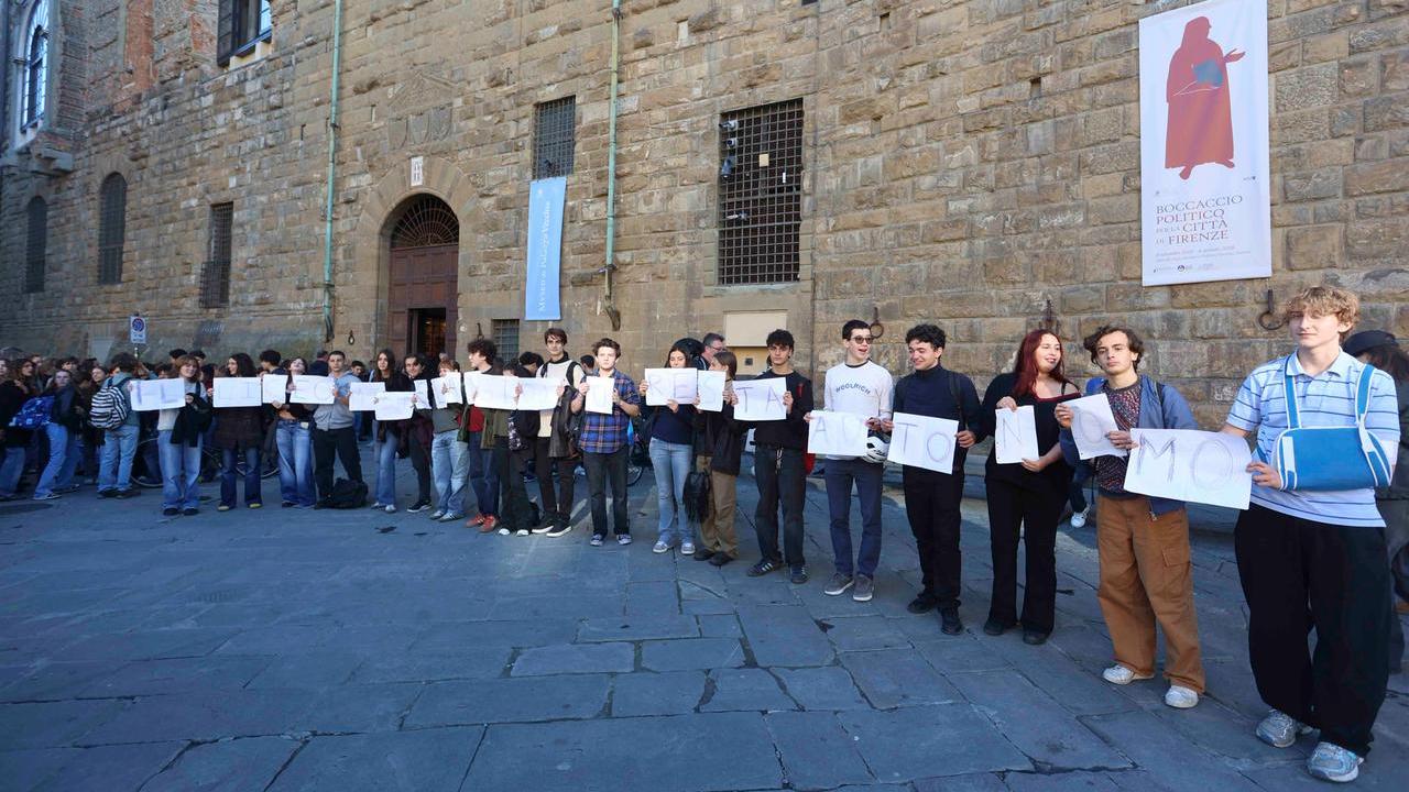 La protesta degli studenti del Liceo Michelangiolo sotto Palazzo Vecchio