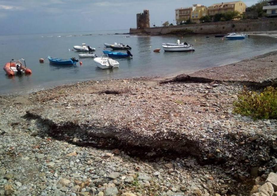 Spiaggia delle Barche rovinata dalla pioggia