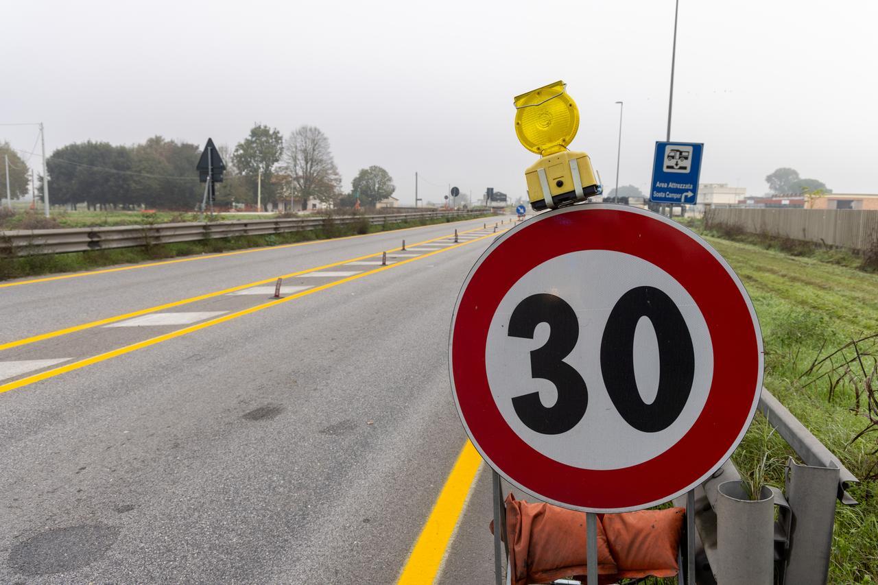 Non si ferma al posto di blocco e scappa con l’auto in contromano, inseguimento sulla Romea