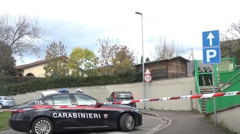 I carabinieri davanti all'asilo in cui è avvenuta la tragedia
