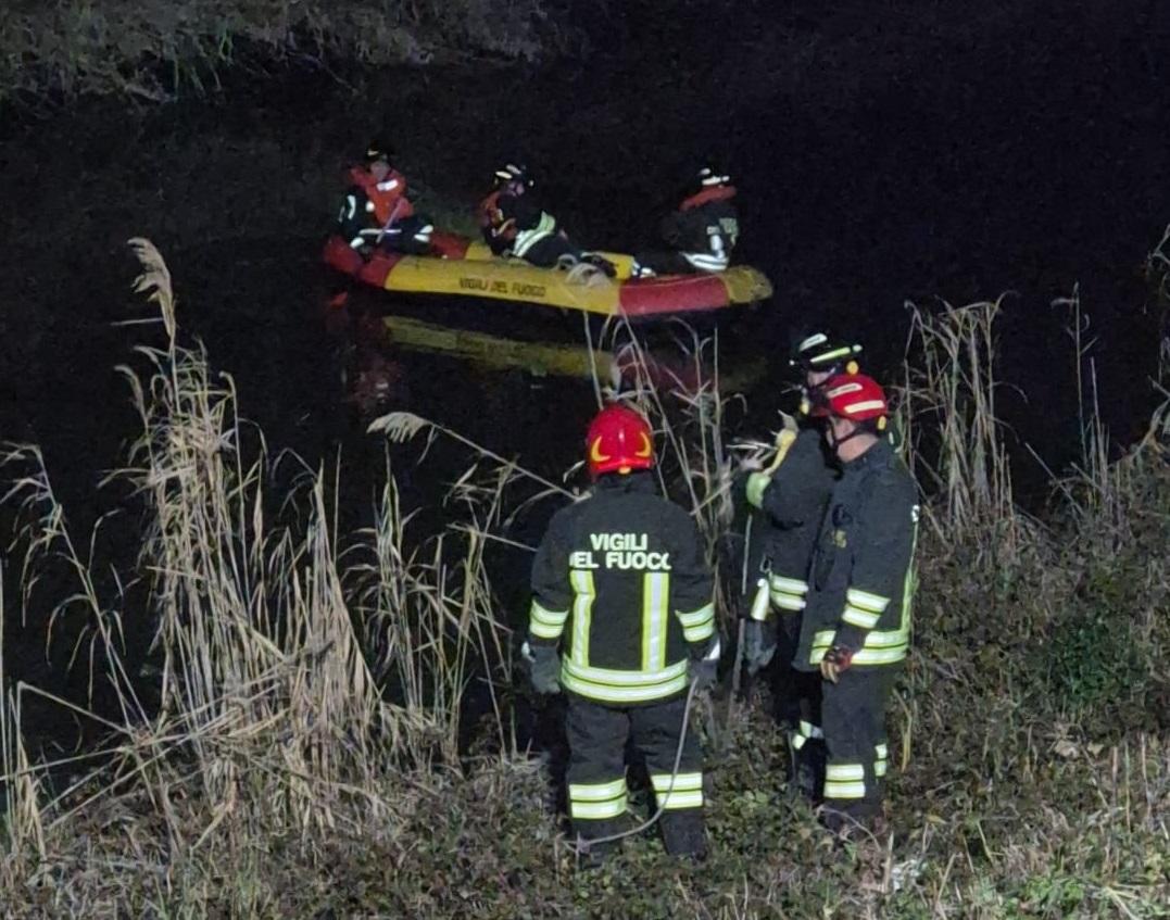Auto nel canale a Burana, tre persone in ipotermia: ricerche dei sommozzatori