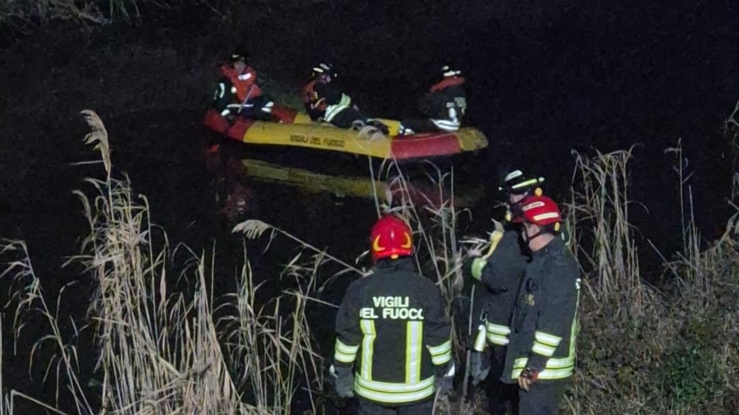 Auto nel canale a Burana, tre persone in ipotermia: ricerche dei sommozzatori