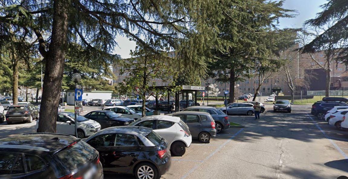 Parcheggi dell’ospedale: c’è l’accordo. Gratis per i dipendenti, 2 ore senza ticket per pazienti e famigliari. Tutte le novità