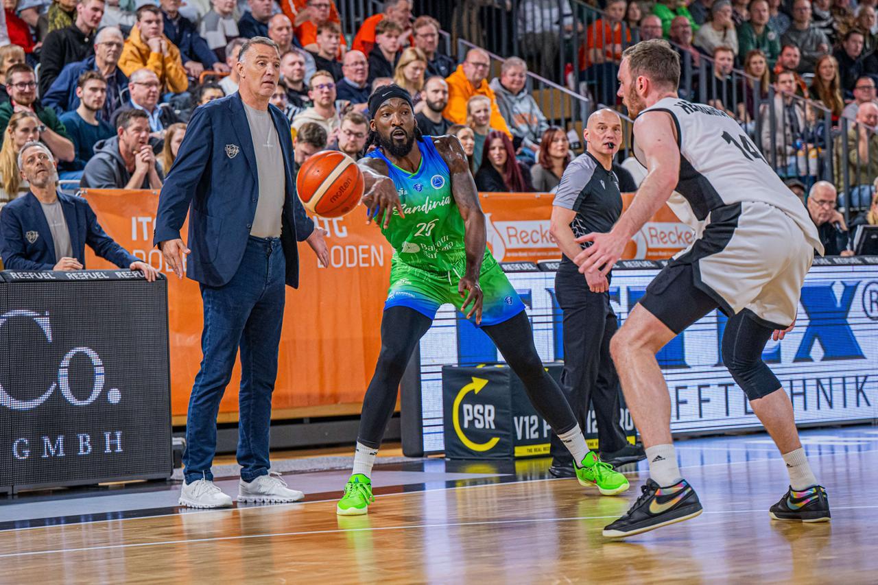 
	Rashawn Thonas in azione a Vechta

