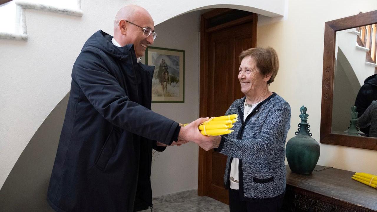 Il sindaco Emiliano Fenu ritira i ceri votivi donati da Tommasa Frau (foto di Massimo Locci)