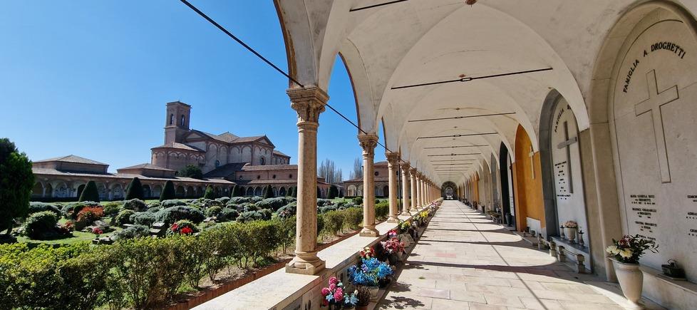 Ferrara, seppelliscono la bara di una signora. Ma la salma è ancora in ospedale<br type="_moz" />
