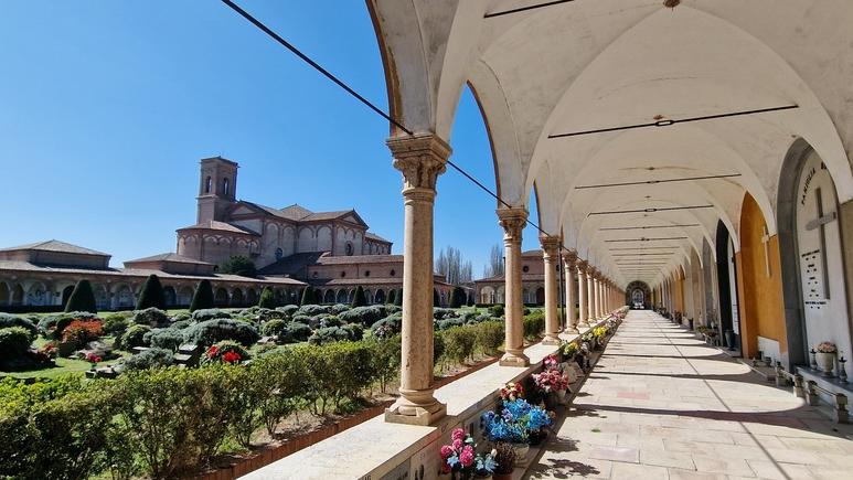 Ferrara, seppelliscono la bara di una signora. Ma la salma è ancora in ospedale<br type="_moz" />