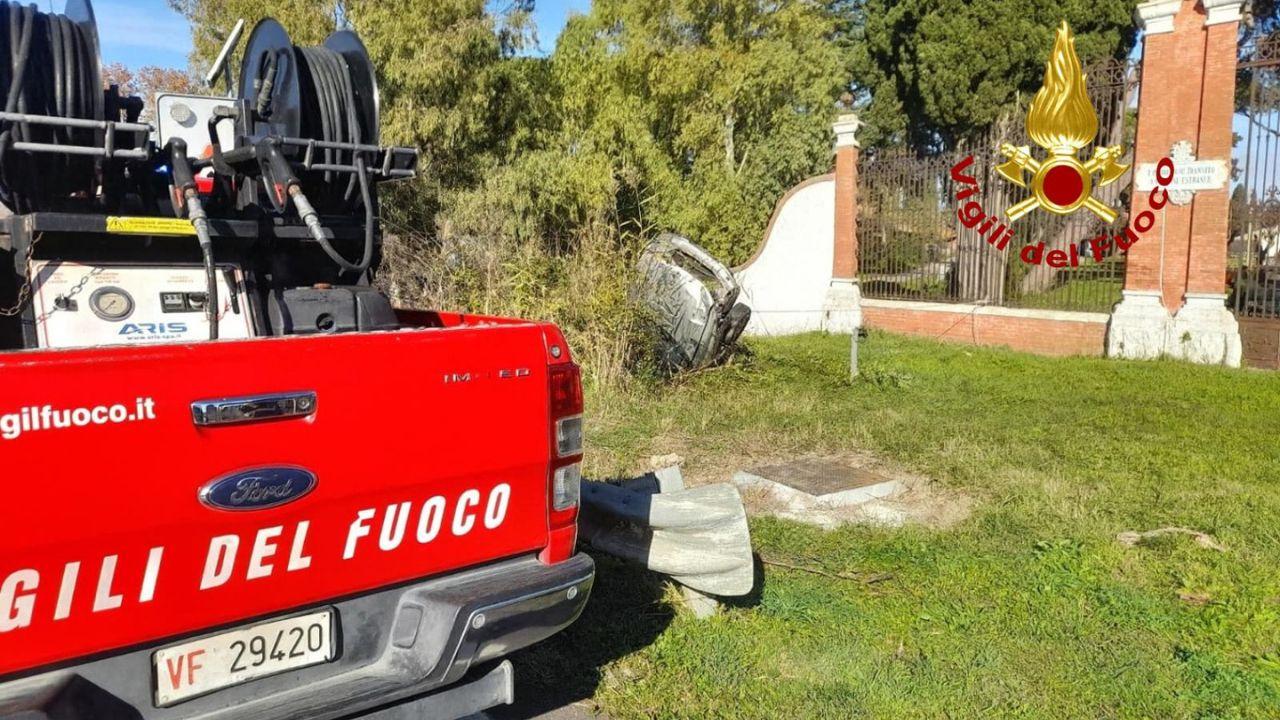 
	L&rsquo;auto di Emiliani nel fosso ai cancelli del Cemivet

