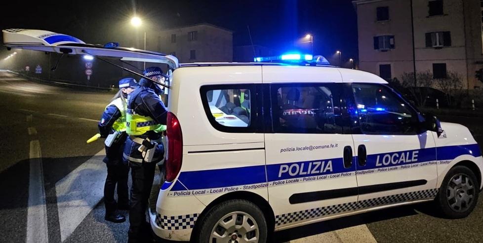 «Hai molestato le bambine». Lo picchia e distrugge il negozio a Modena