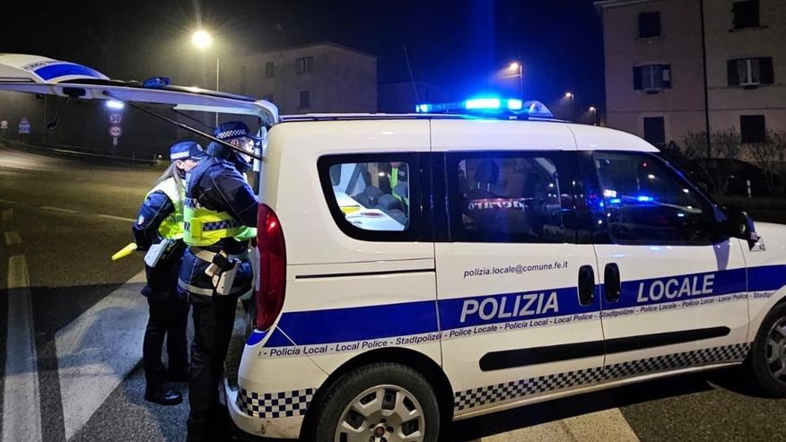 «Hai molestato le bambine». Lo picchia e distrugge il negozio a Modena