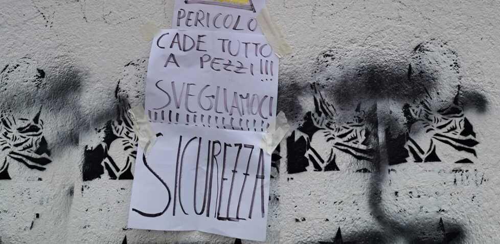 Un cartello sulla protesta