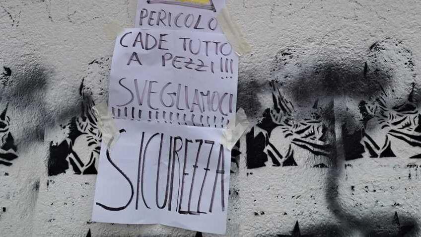 Un cartello sulla protesta