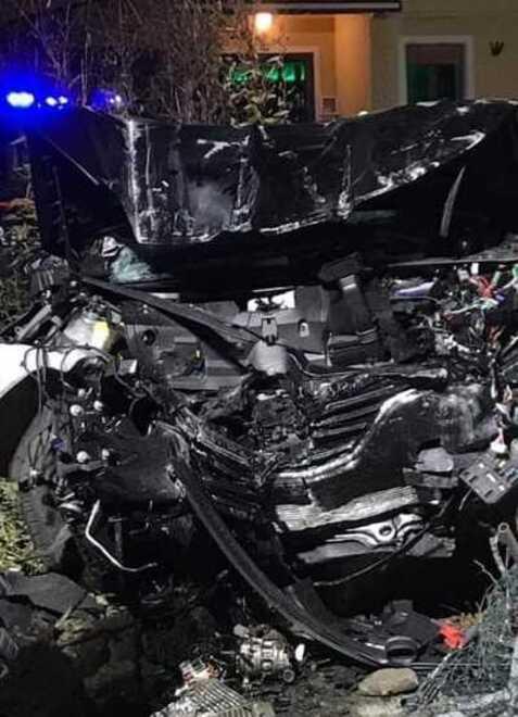 
	L'auto dopo il fuori strada contro una recinzione

