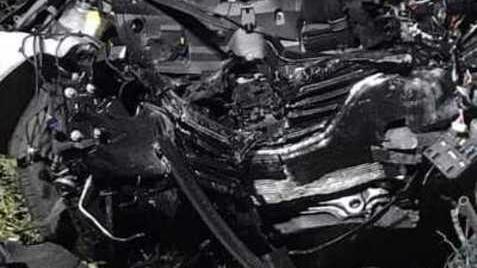 L'auto dopo il fuori strada contro una recinzione