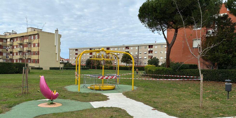 Colpito da un pezzo della giostra, tredicenne si frattura una gamba: portato al Meyer