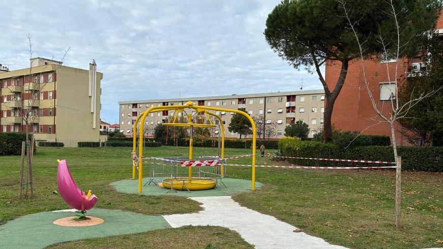 Colpito da un pezzo della giostra, tredicenne si frattura una gamba: portato al Meyer