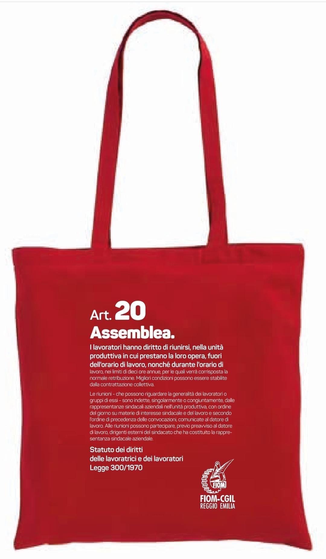 Interpump lascia fuori il delegato sindacale, Fiom distribuisce mille borse con impresso lo Statuto dei lavoratori