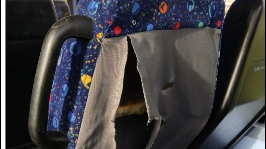 Vandali danneggiano il bus che trasporta gli studenti