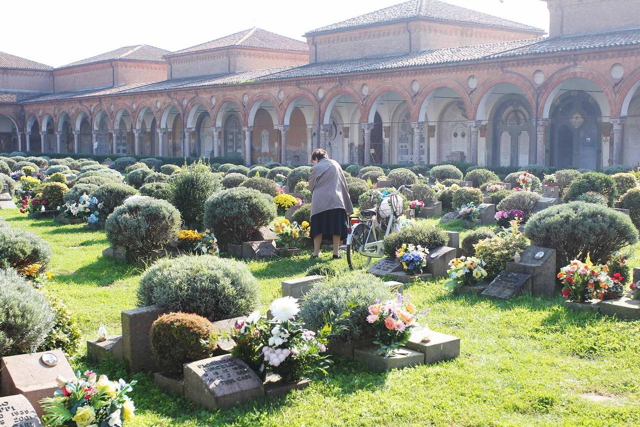 Seppellita bara vuota a Ferrara, la salma era rimasta in ospedale