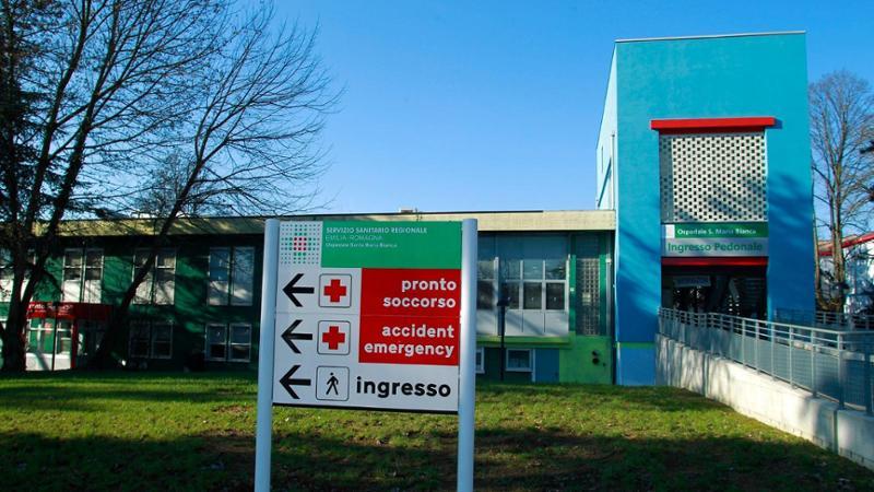 Minaccia infermieri e agenti con un cutter in ambulanza a Mirandola: arrestato 47enne italiano