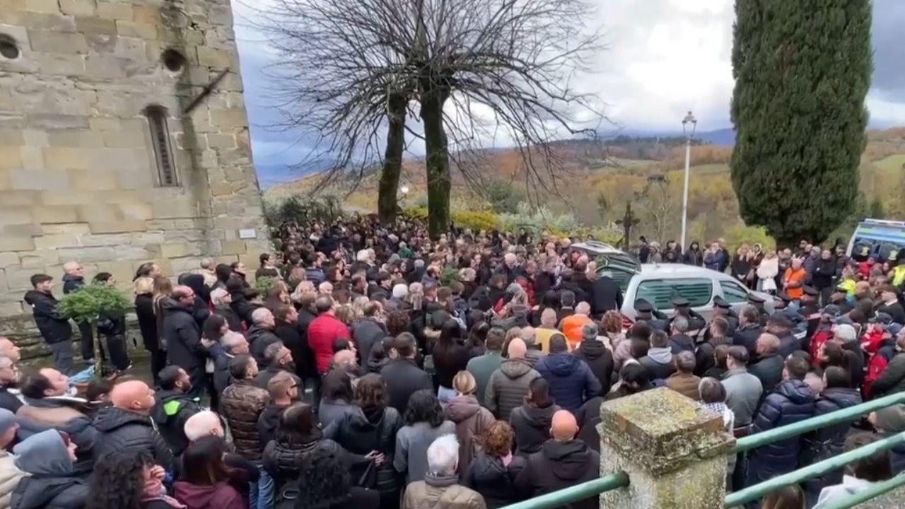 La folla al funerale (Foto:Teletruria)