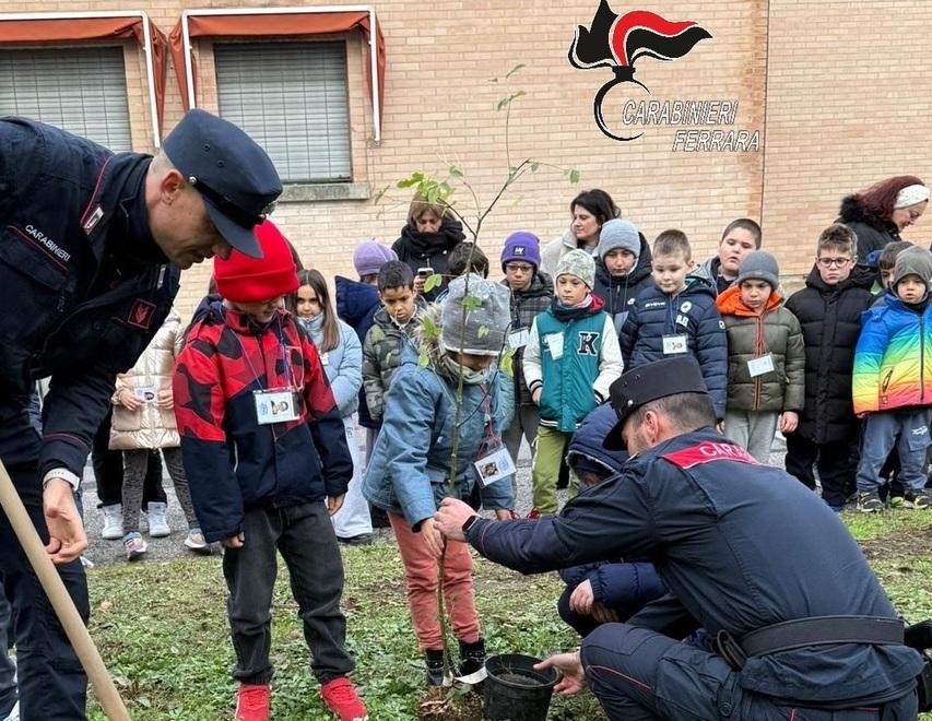 Nuovi alberi a Ferrara, bambini e carabinieri uniti per l’ambiente