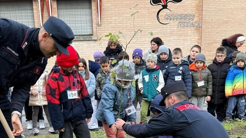 Nuovi alberi a Ferrara, bambini e carabinieri uniti per l’ambiente