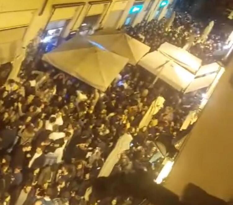 
	Un'immagine di via Cambini piena di gente

