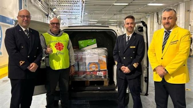 La solidarietà arriva dal mare: nuovo carico di alimenti per la Caritas