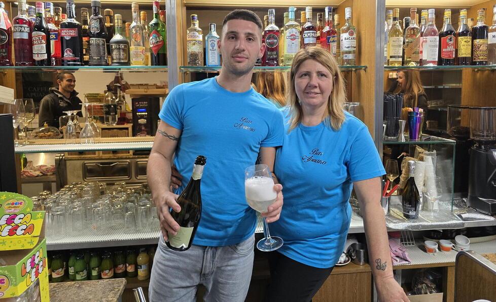 
	Gabriele Barsi con la madre Ersilia Pardini al bancone del bar

