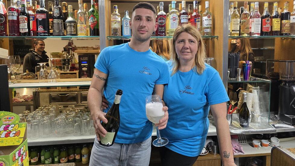 Gabriele Barsi con la madre Ersilia Pardini al bancone del bar