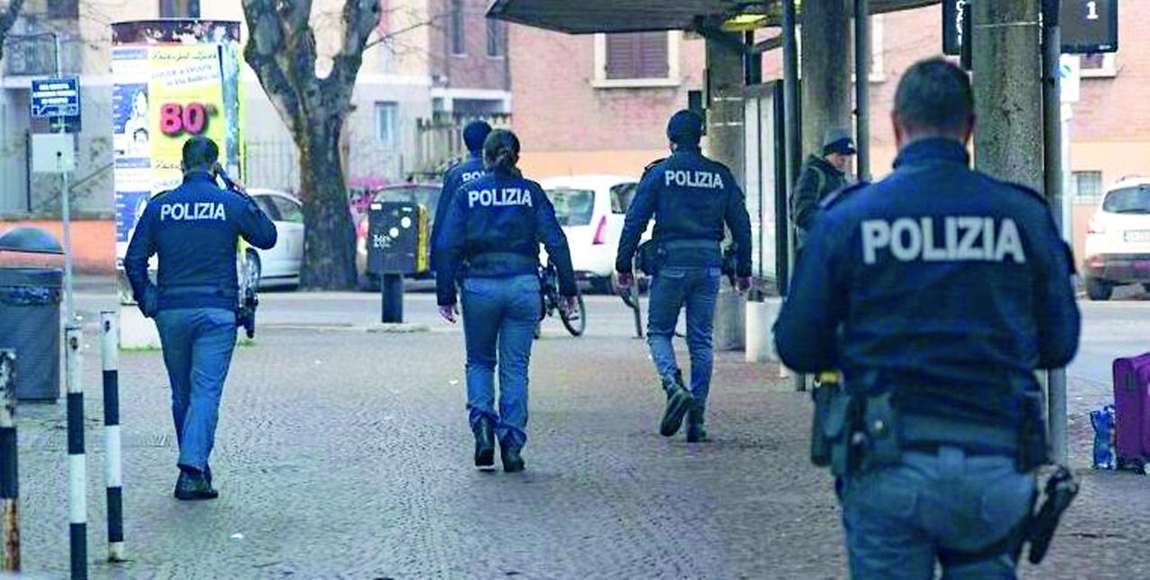 Modena, 15enne rapinato e colpito con un pugno al viso in autostazione