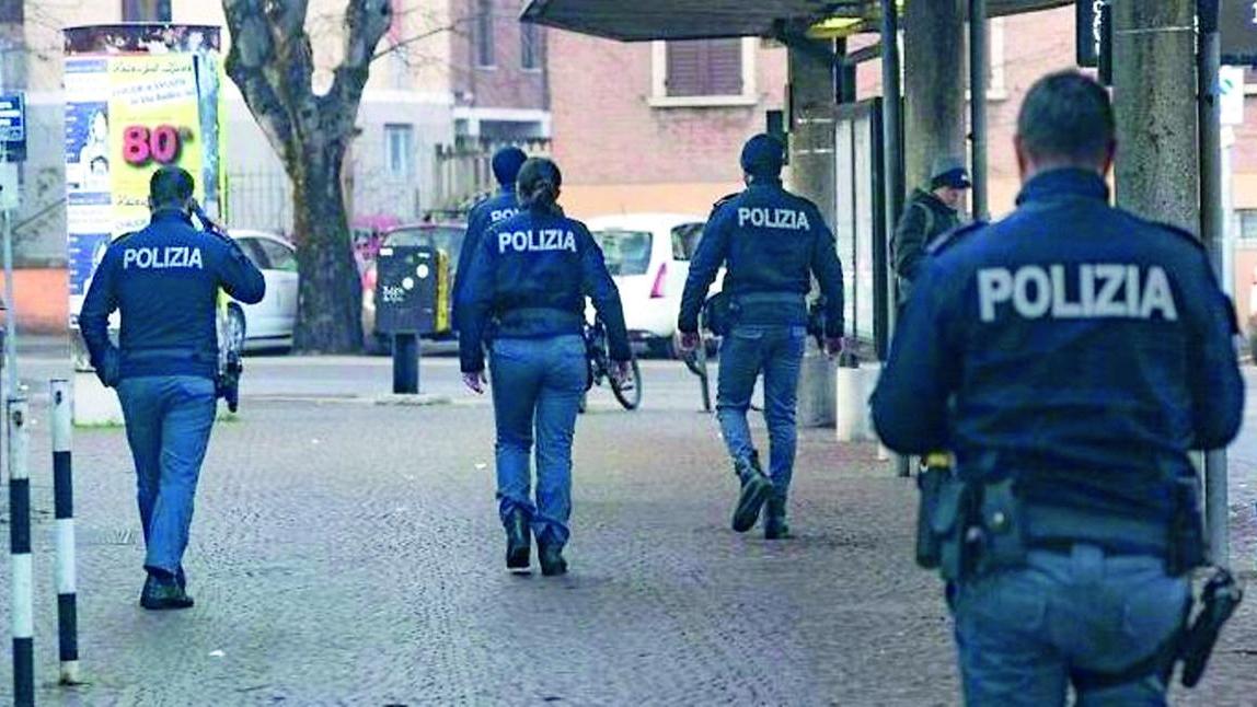 Modena, 15enne rapinato e colpito con un pugno al viso in autostazione