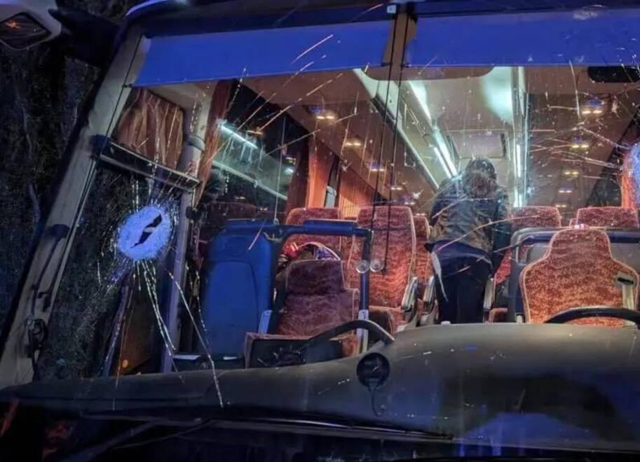 
	Il parabrezza rotto dopo il lancio del sasso contro il pullman dei tifosi del Pistoia Basket

