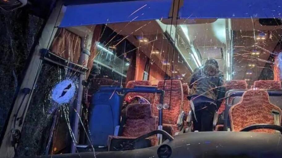 Il parabrezza rotto dopo il lancio del sasso contro il pullman dei tifosi del Pistoia Basket