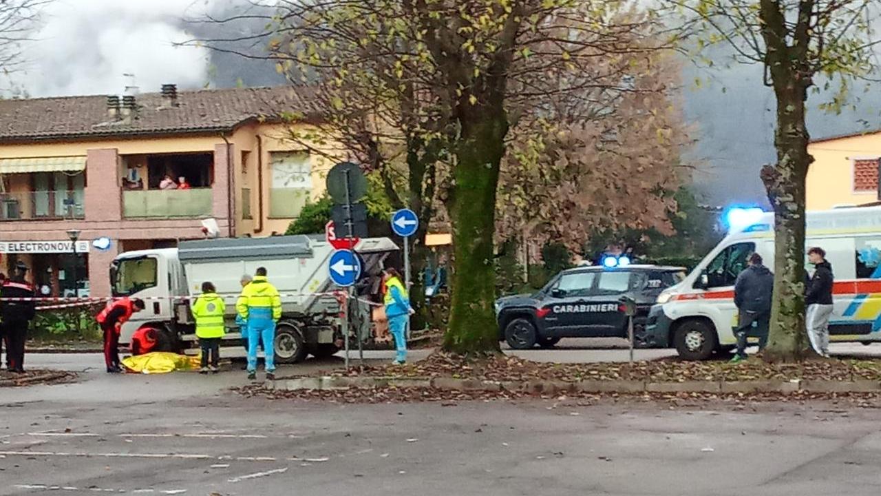 Il corpo senza vita del pensionato accanto al mezzo che lo ha investito (foto Tirreno)