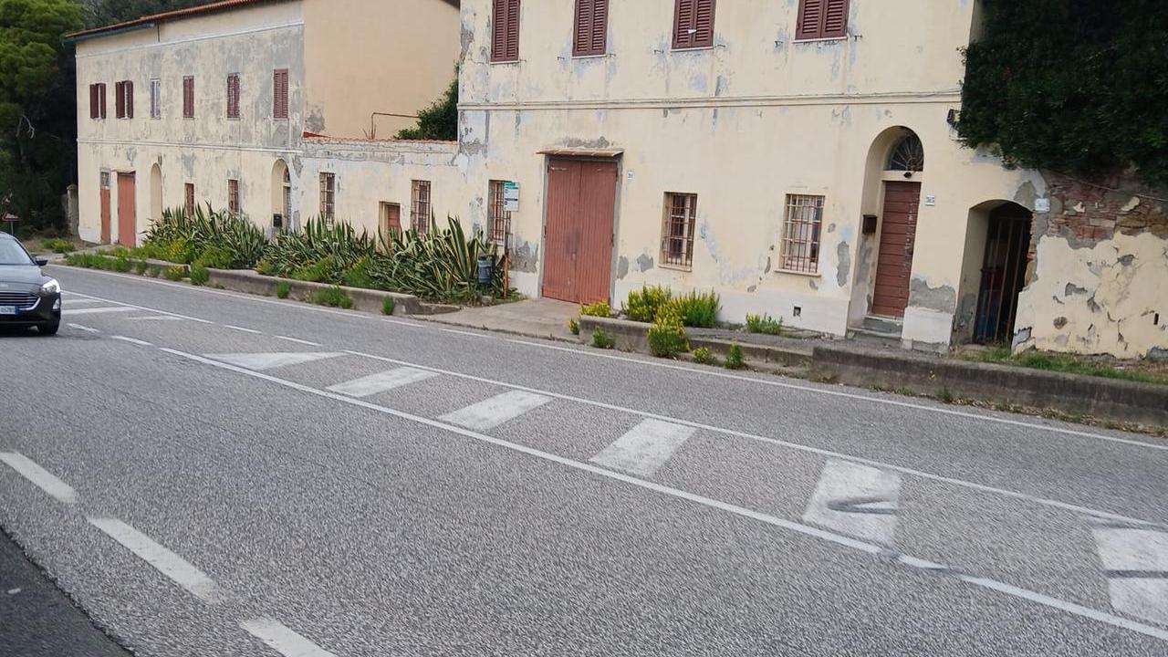 Livorno e la storia dell'ex caravanserraglio davanti all'ingresso del Castel Sonnino